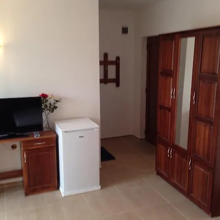 Eleonora Beach בית הארחה 2*